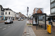 909670 Gezicht in de Amsterdamsestraatweg te Utrecht, met rechts op de voorgrond de bushalte en links tussen de panden ...